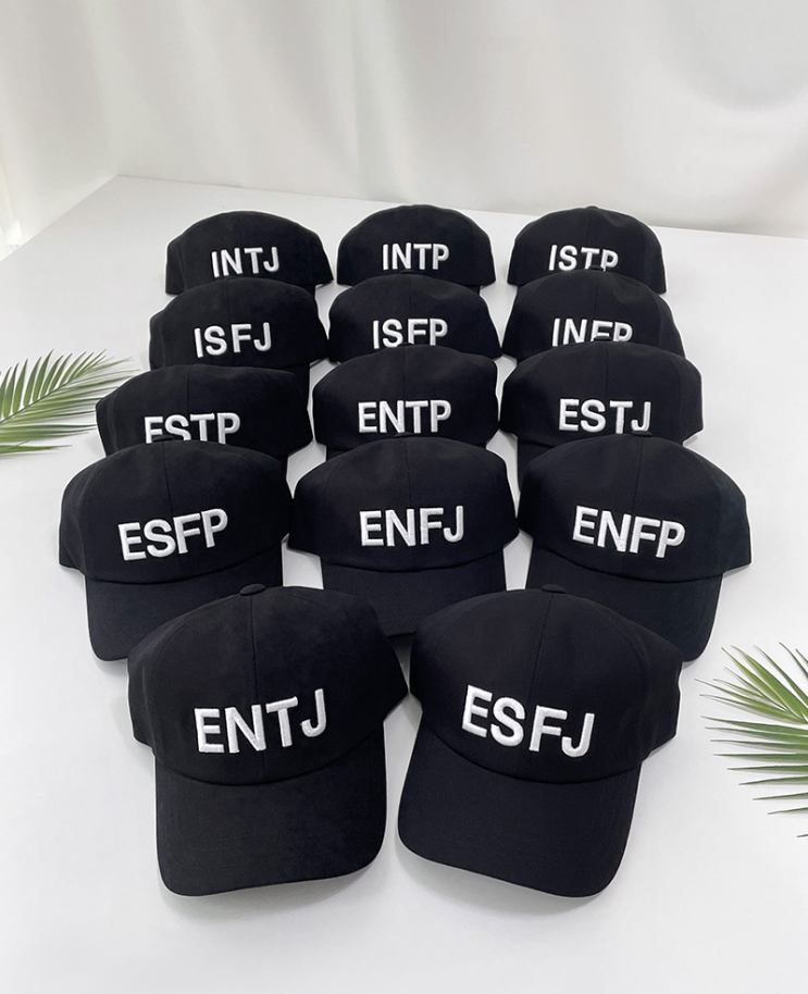  깐깐한 커플이 고른 MBTI 볼캡