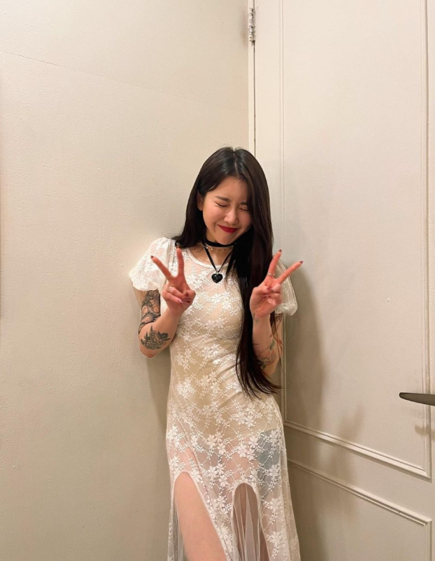  백예린 사복으로 꽃무늬 패턴의 레이스 라운드 화이트 미디 롱 원피스 패션 추천