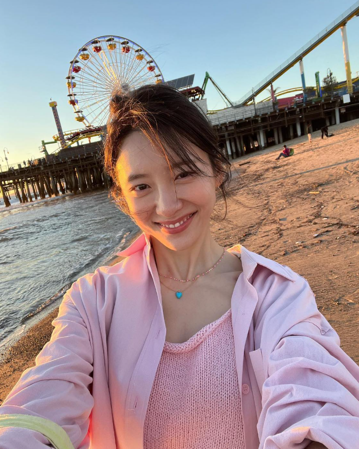  무더운 여름 날 옷잘러 여자 연예인 핑크 셔츠 패션에 대해서 알아봐요