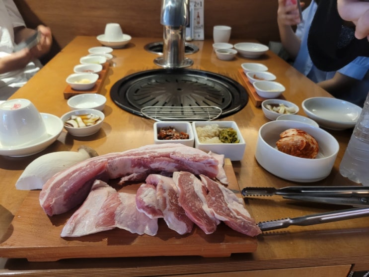  홍대신촌 고기집 [ 금고기비스트로 ] 구워주는 삼겹살 맛집, 서비스는 불편했던 내돈내산후기