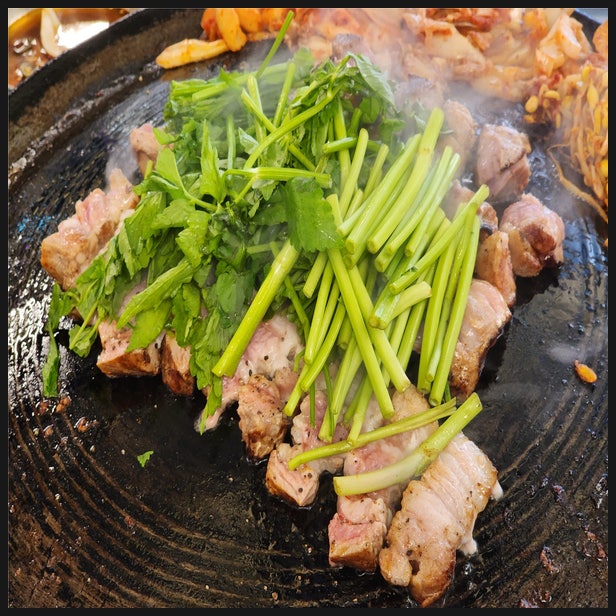  [먹거리 리뷰] 경기도 안산 고잔동 맛집 중앙역 동두천솥뚜껑삼겹살 안산중앙점 삼겹살 + 목살 반반 + 미나리 + 비빔냉면 먹어본 후기
