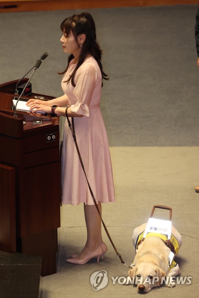 호평에 기립박수까지…대정부질문서 큰울림, 시각장애인 김예지 의원 호평에 기립박수까지…대정부질문서 큰울림, 시각장애인 김예지 의원