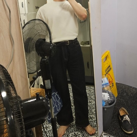 20230616 아직 봄 흰색 여름 티셔츠 흑청색 와이드 청바지 20230616 아직 봄 흰색 여름 티셔츠 흑청색 와이드 청바지