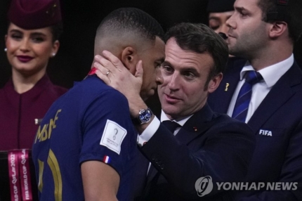  음바페 이적설에 프랑스 대통령 "PSG 잔류 위해 노력하겠다"팬들,정치나 잘해라,프랑스 프로축구 파리 생제르맹(PSG) 슈퍼스타 킬리안 음바페 이적설,음바페의 프랑스 영향력