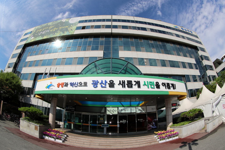 "상위법은 나이 제한 없는데" 발달장애인 서비스 현장 혼선 "상위법은 나이 제한 없는데" 발달장애인 서비스 현장 혼선