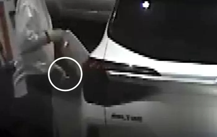 주유소에서 담배 피우면서 기름 넣는 여성 신고했더니..."주유소가 금연구역 아니라네요" 주유소에서 담배 피우면서 기름 넣는 여성 신고했더니..."주유소가 금연구역 아니라네요"