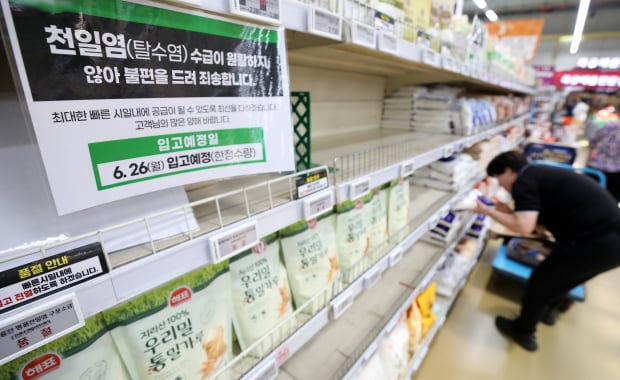 천일염은 멸종 수준…'소금대란'에 "1인당 1개 구매 제한"