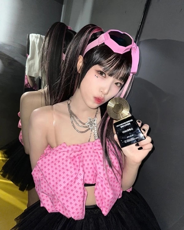 가수 최예나, "세상에 그게 뭐야" 친오빠도 놀란 파격 스타일링 선보여 가수 최예나, "세상에 그게 뭐야" 친오빠도 놀란 파격 스타일링 선보여