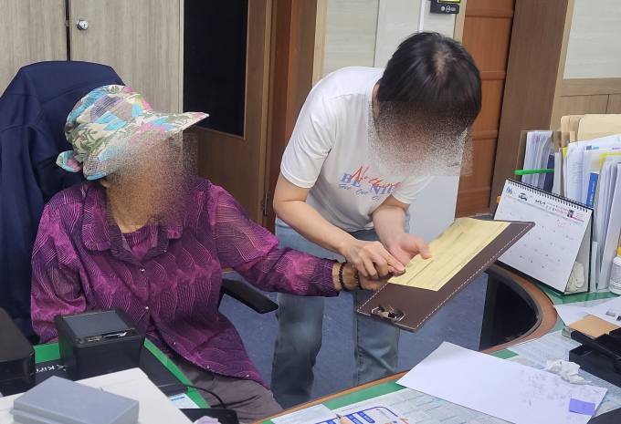 안동시, 80년 무호적 할머니 구재..복지사각지대 해소 사례 ‘눈길’ 안동시, 80년 무호적 할머니 구재..복지사각지대 해소 사례 ‘눈길’