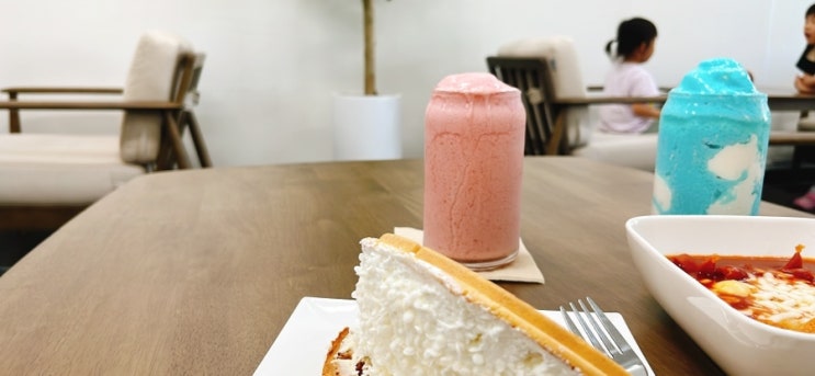  [나성동 카페] 맛있는 선택의 시간! 카페인중독 세종나성점 딸기중독치노, 구름스무디, NEW 햅쌀 와플과 국물떡볶이 먹은 후기 카페인중독 와플추천