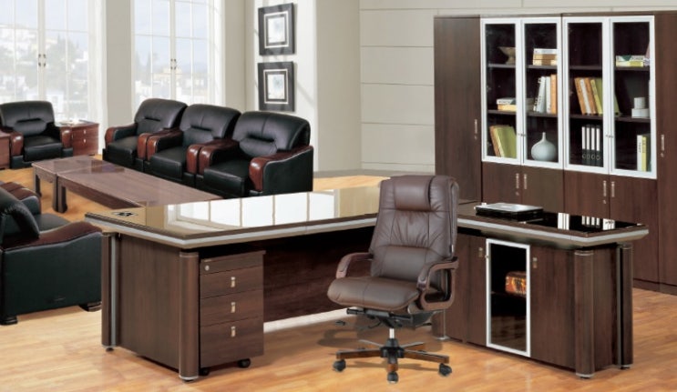 Executive Desk and Sofa 중역용 책상 및 소파