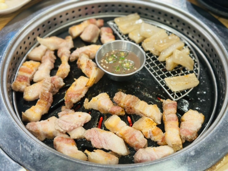  남양주 평내호평 고기 맛집.새벽숯불가든 호평점. 맛있는 전통 멜젓과 제주 흑돼지가 있는 곳. 서비스로 나오는 껍데기도 최고! 제로 페이 가능.
