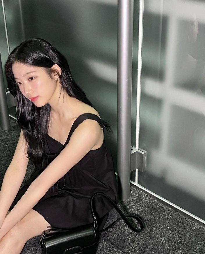  민소매 나시 타입의 스파 브랜드 자라 포플린 미니 원피스 w. 르세라핌 카즈하