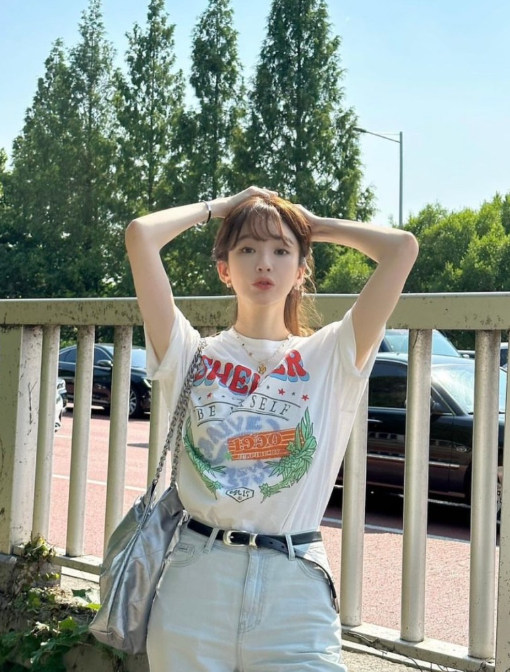  강민경 여름 사복 패션으로 6만원대 레이브 프린트 반팔 티셔츠 코디 추천