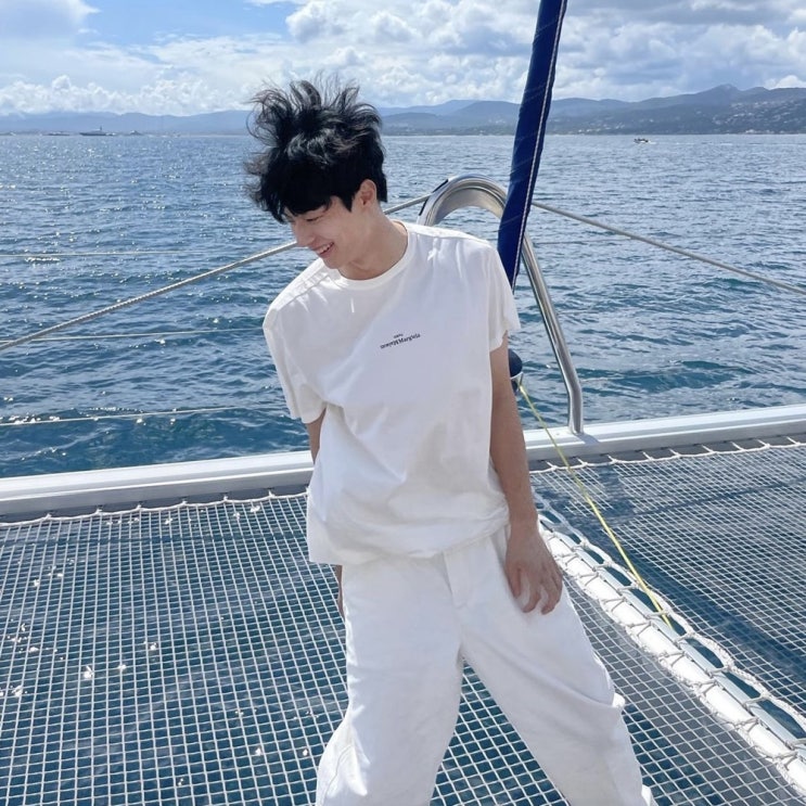  미대오빠 김충재 남자 데일리룩 메종 마르지엘라 반팔티 코디