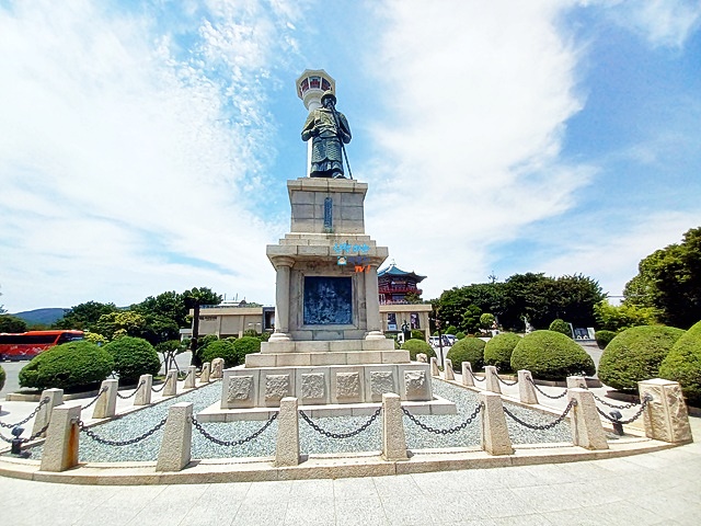부산용두산공원 이순신장군동상 점심먹고 잠시 부산용두산공원 이순신장군동상 점심먹고 잠시