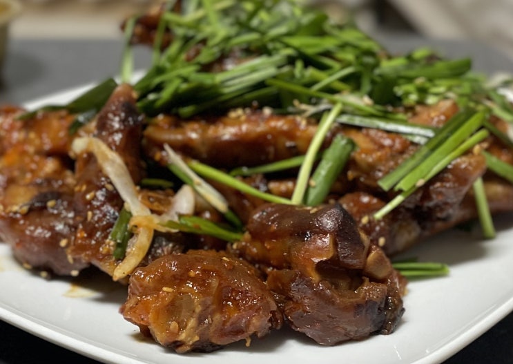  불 향을 머금은 맛있게 매운 직화구이 미니족 / 용인 보정동 창신동 용족발 보정점