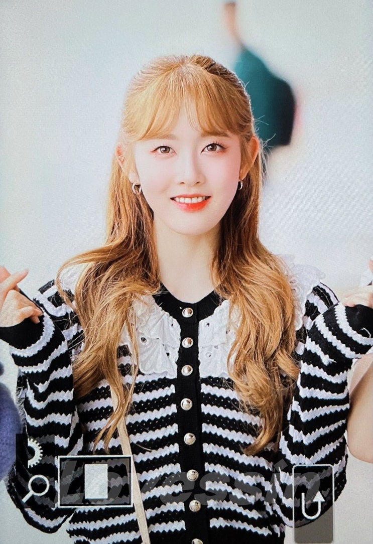 주황색으로 염색한 스테이씨 시은 주황색으로 염색한 스테이씨 시은