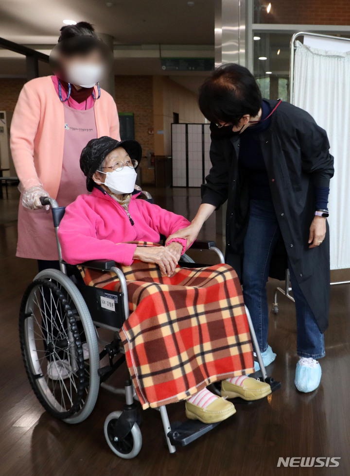 노인 요양시설' 간호사 공백 심화…일본과 27.5배 격차 노인 요양시설' 간호사 공백 심화…일본과 27.5배 격차