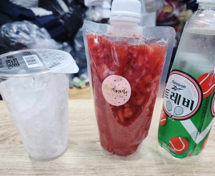  수제딸기청으로 딸기에이드 만듬
