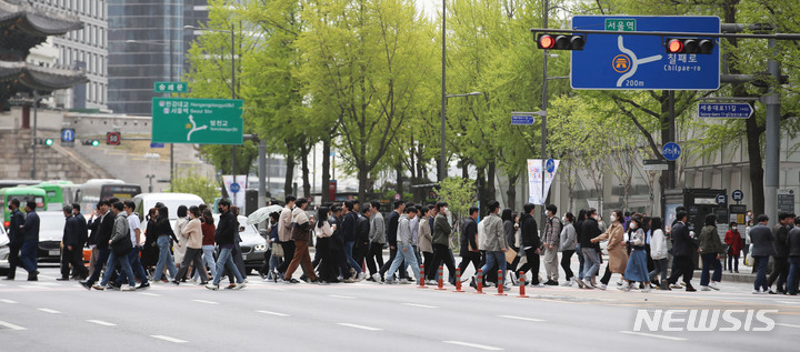 커피는 기본, 요가에 생리대 구독…'이색 직원복지' 뜬다