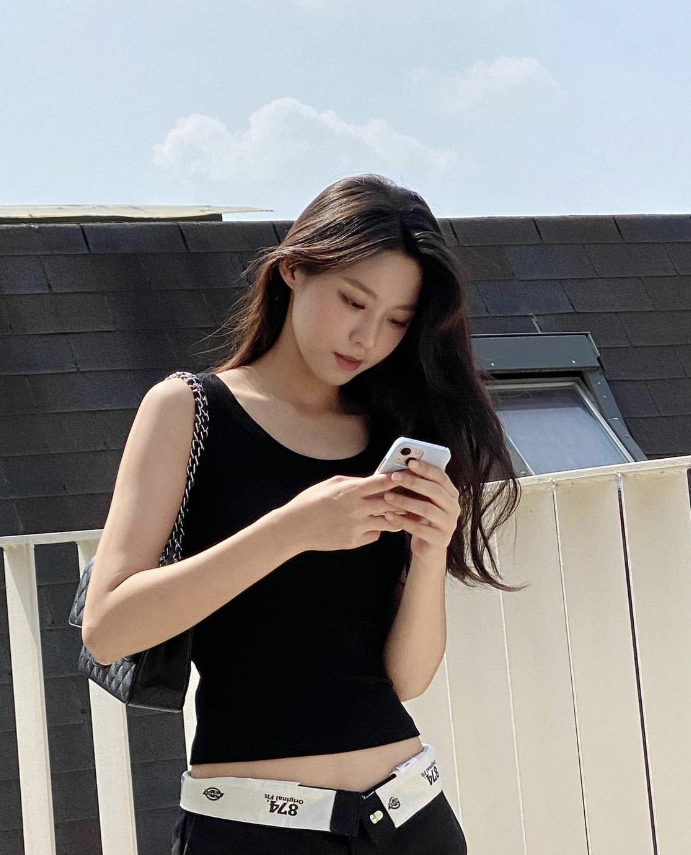  여자 연예인들의 올 여름 패션 코디로 선택된 여성 민소매 나시티 추천