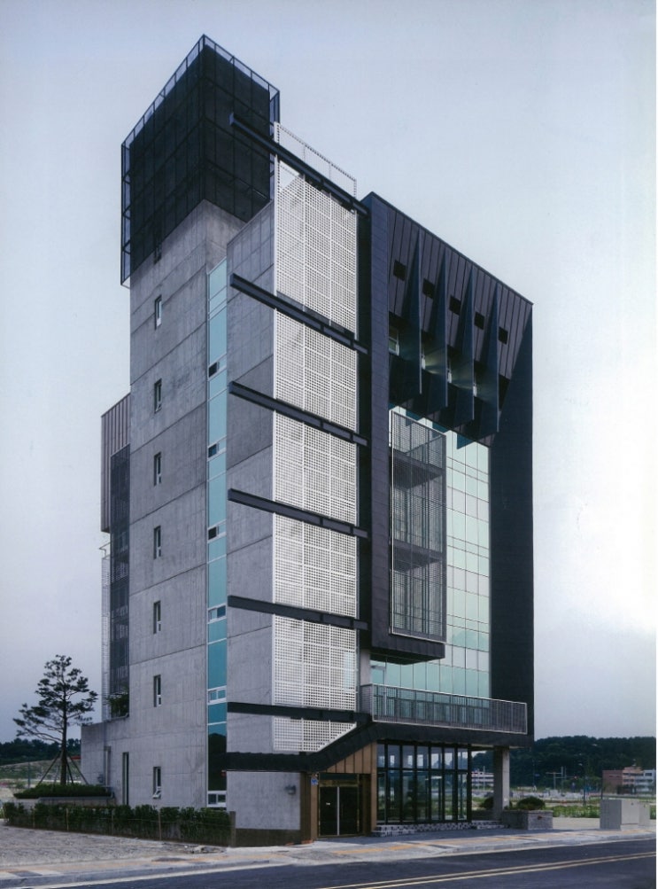 ARCHITECTURE REVIEW 차별화 전략과 실험성으로 지어낸 대전 유성 실로암 빌딩(Siloam Building)의 건축적 면모