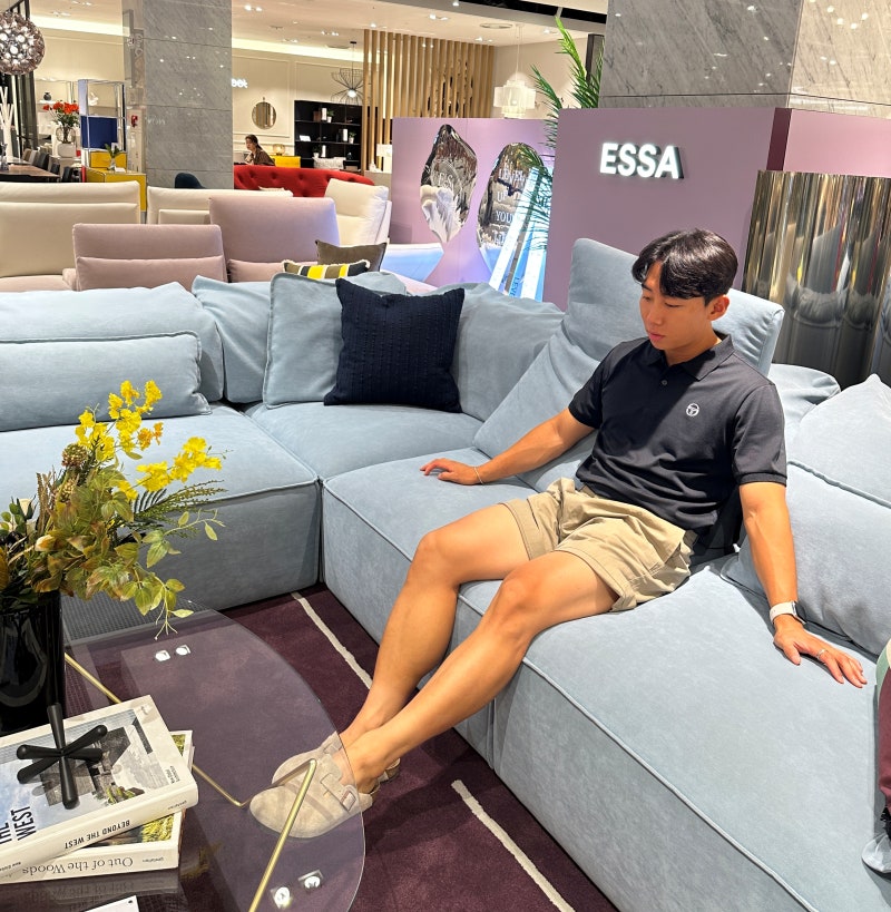 I Saw the Park Seo-joon Sofa Essa at Hyundai Department Store Trade Center!