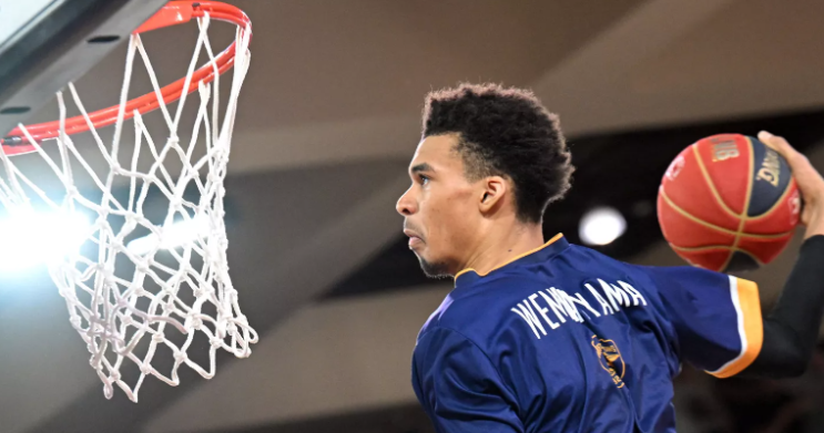 빅터 웸바야마, NBA 드래프트에서 아버지가 '가장 감정적인' 가족 구성원이 될 가능성이 높다고 말합니다(단독점) 빅터 웸바야마, NBA 드래프트에서 아버지가 '가장 감정적인' 가족 구성원이 될 가능성이 높다고 말합니다(단독점)