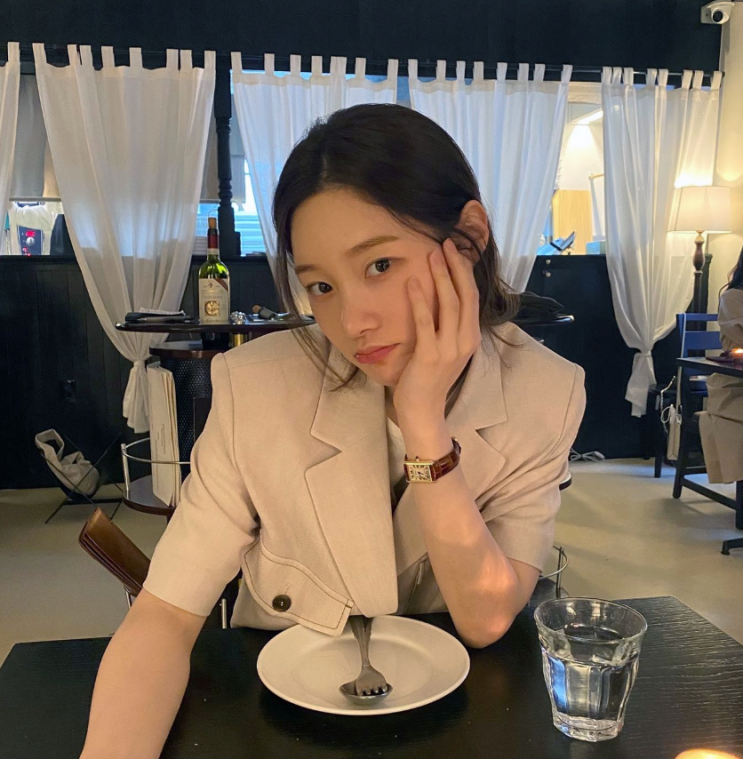  더운 여름에 입기 좋은 린넨 소재로 구성된 여성 베이지 반팔 자켓 코디 W. 정채연