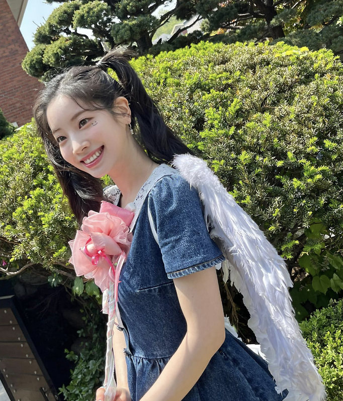  트와이스 다현이 선택한 데님 소재의 여름 반팔 미니 청 원피스 추천