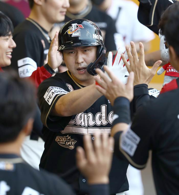 ‘최정 연타석포-<b>김광현</b> 통산 153승’ <b>SSG</b>, 삼성 완파... 