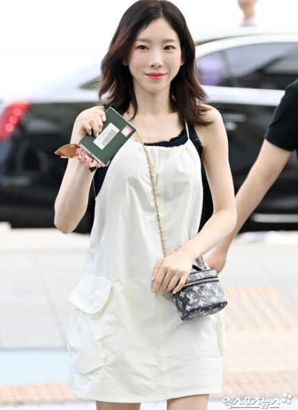  태연 공항패션 가방 옷 브랜드 어디꺼?