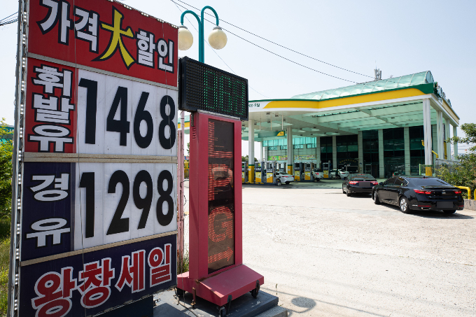 뚝뚝 떨어지는 기름값… 유류세 인하 조치, 연장없이 8월 종료 전망 뚝뚝 떨어지는 기름값… 유류세 인하 조치, 연장없이 8월 종료 전망