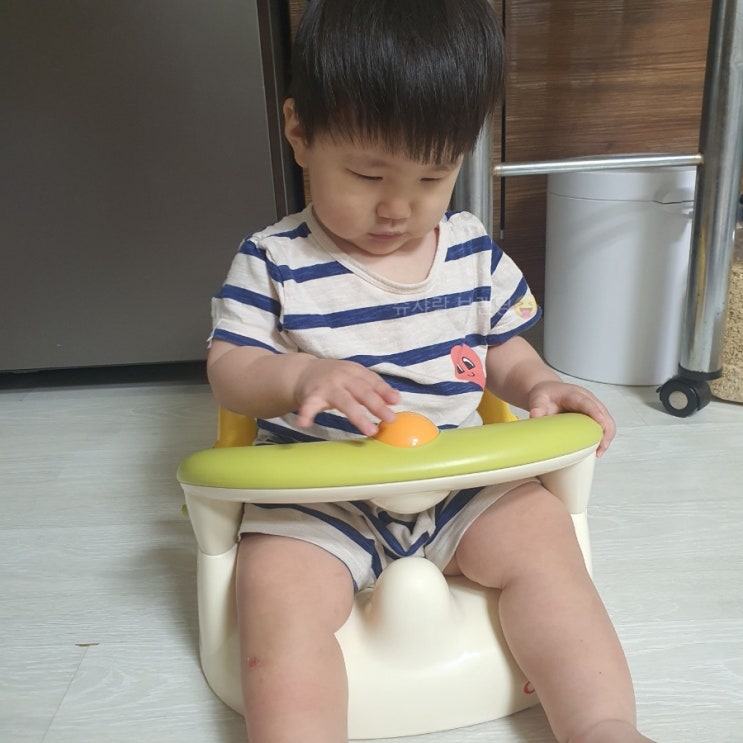  각도조절로 샴푸 편하게 할 수 있는 콤비바스체어 아기 목욕의자