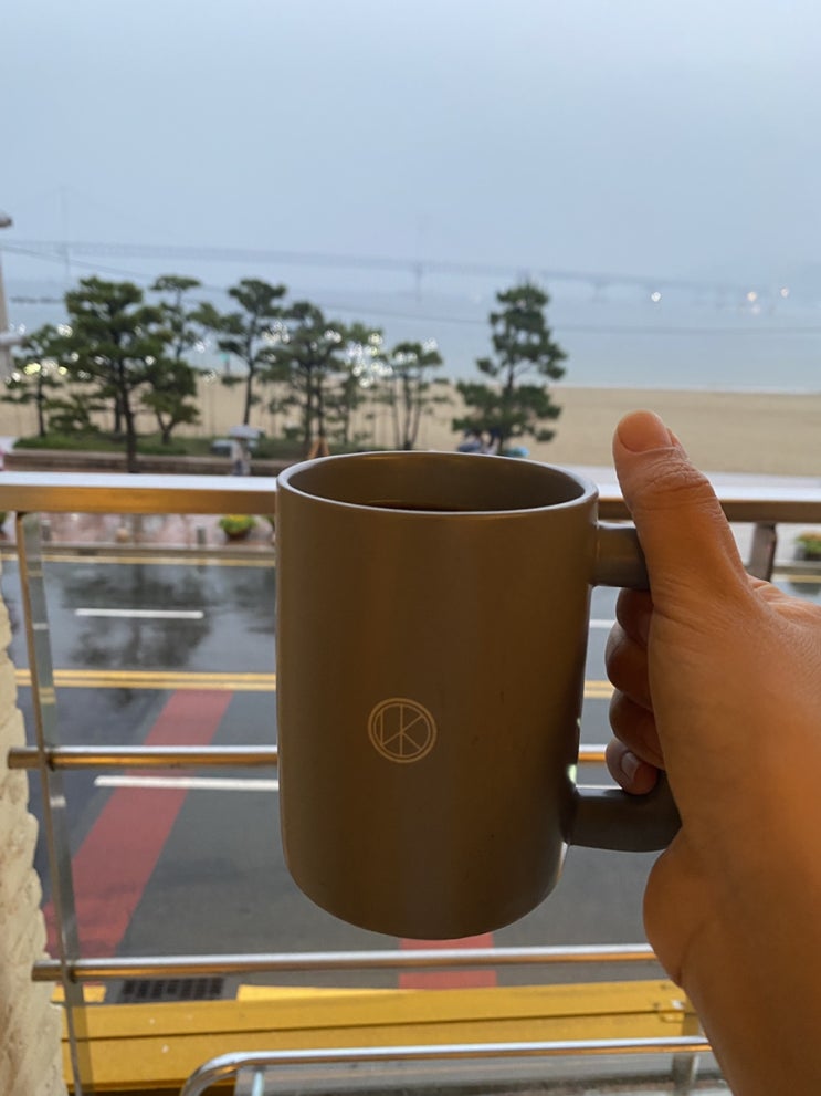  광안리오션뷰카페추천 - 룩앳더바리스타 광안점 (feat. 광안리드론쇼명당)