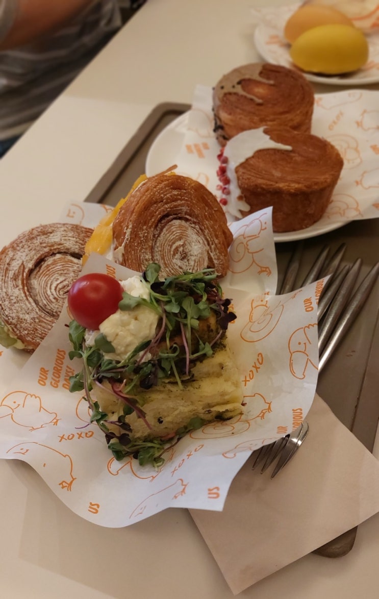 성수동 카페:서울앵무새 성수동 핫플 신상카페 퀸아망 사나몬롤 아망쉬 맛집 성수동 카페:서울앵무새 성수동 핫플 신상카페 퀸아망 사나몬롤 아망쉬 맛집