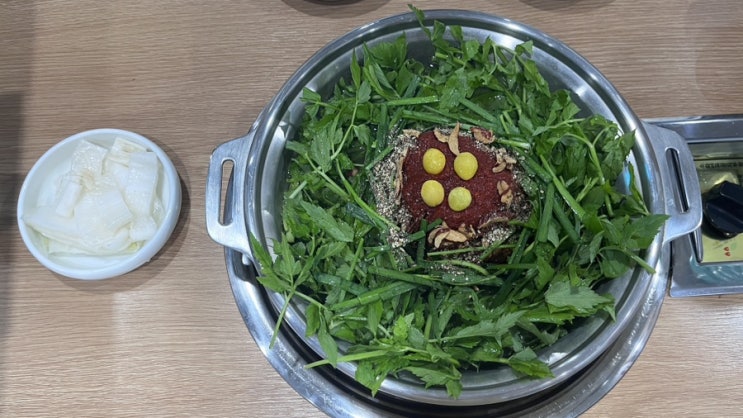  신용산 용리단길 맛집 오리전골로 푸짐한 한상 맛볼 수 있는 청도 미나리 식당