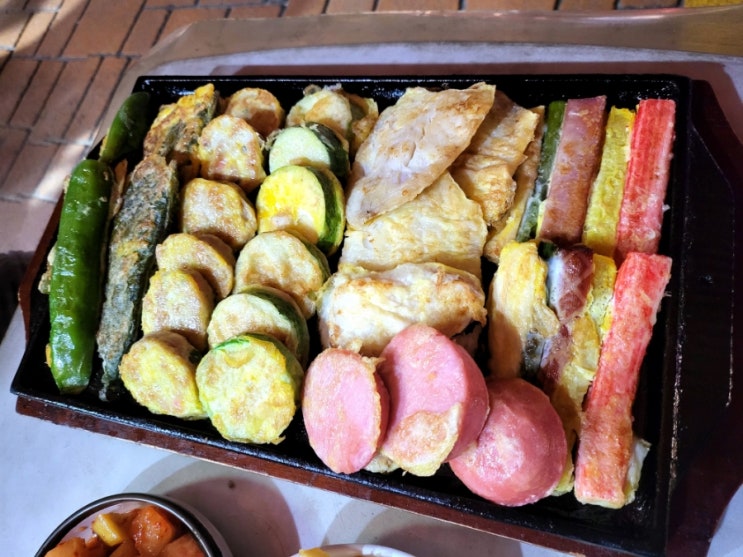  날씨가 좋지 않은 날, 논현동에 맛집 어디 없을까? 영동시장 안에 있는 막걸리 전집을 가보자. 모듬전에 소주 한 잔 괜찮지.
