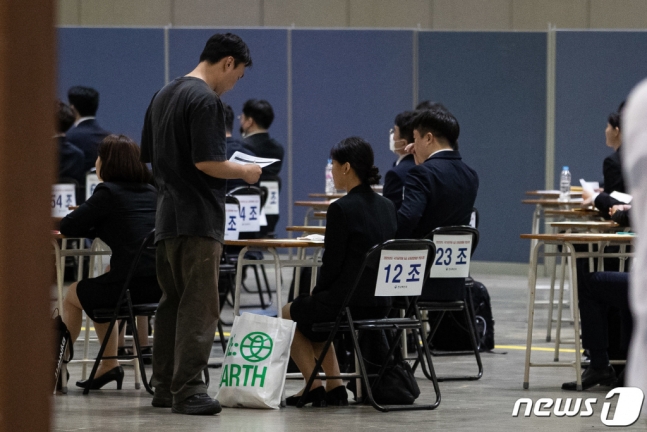 "신의 직장? 편의점 알바보다 못해"…공무원 탈출 열풍, 해법은 "신의 직장? 편의점 알바보다 못해"…공무원 탈출 열풍, 해법은