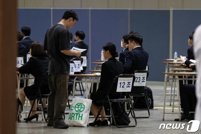 "신의 직장? 편의점 알바보다 못해"…공무원 탈출 열풍, 해법은