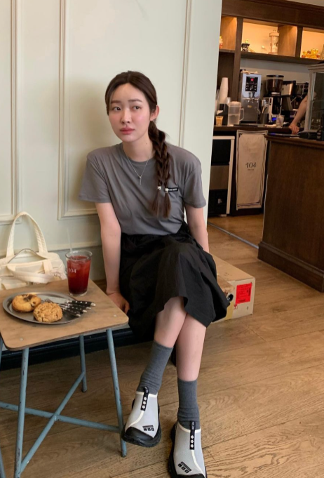  차정원 패션에서 여성 트레일 러닝화로 푹신하고 발편한 운동화 살로몬 추천
