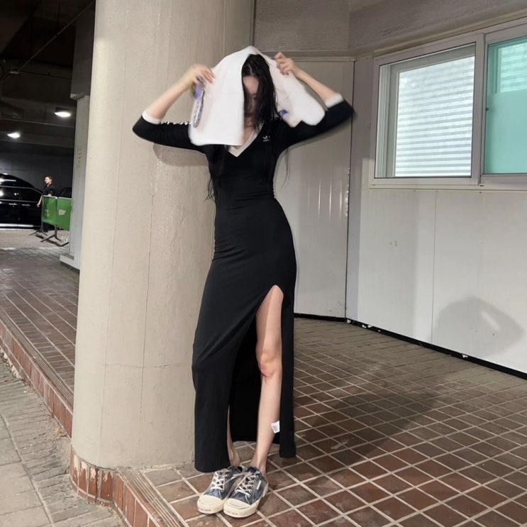 선미 워터밤 아디다스 브이넥 트임 롱 원피스 정보