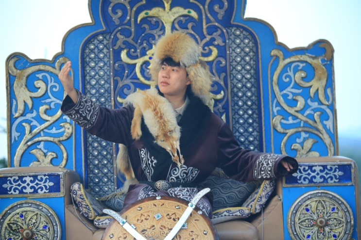 카자흐스탄의 주요 관광지에서는 카자흐 전통 의복을 입고 독수리와 사진을 찍을 수 있다.