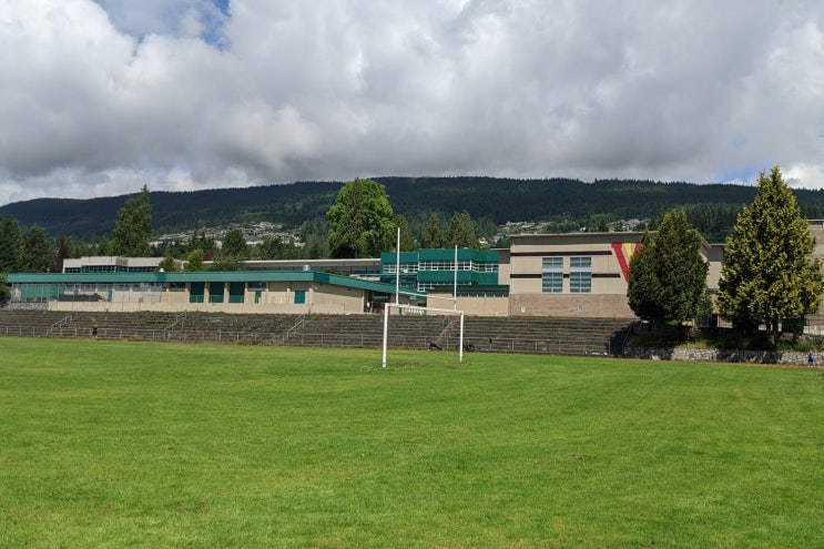  무지 막지한  오랜 역사를 지닌 "West Vancouver Secondary School"