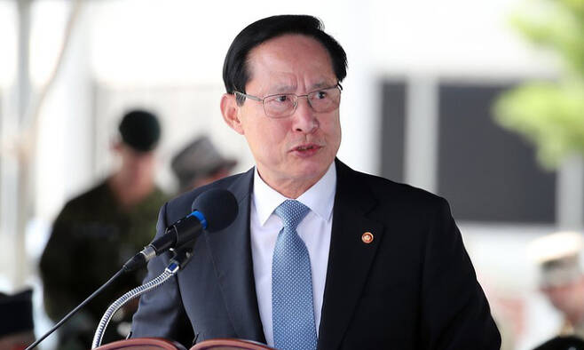 공수처, ‘<b>계엄 문건</b> 관련 서명 강요’ 송영무 전 국방장관 <b>소환</b>
