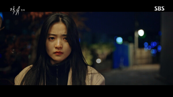 '악귀' 김태리, 오컬트의 탈을 쓴 청춘들의 이야기...소름 돋는 연기 돋보여 '악귀' 김태리, 오컬트의 탈을 쓴 청춘들의 이야기...소름 돋는 연기 돋보여