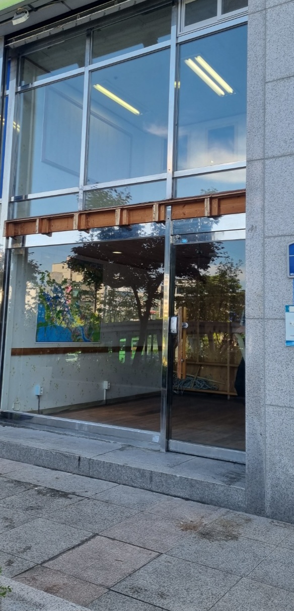  대전시트지제거 와 유리창청소 한번에 해결