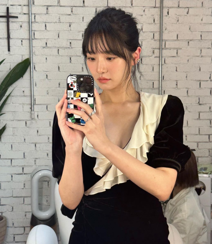  넷플릭스 셀레브리티 제작발표회에서 박규영의 비스코스 실크 소재 블랙 랩 원피스 코디와 입는법