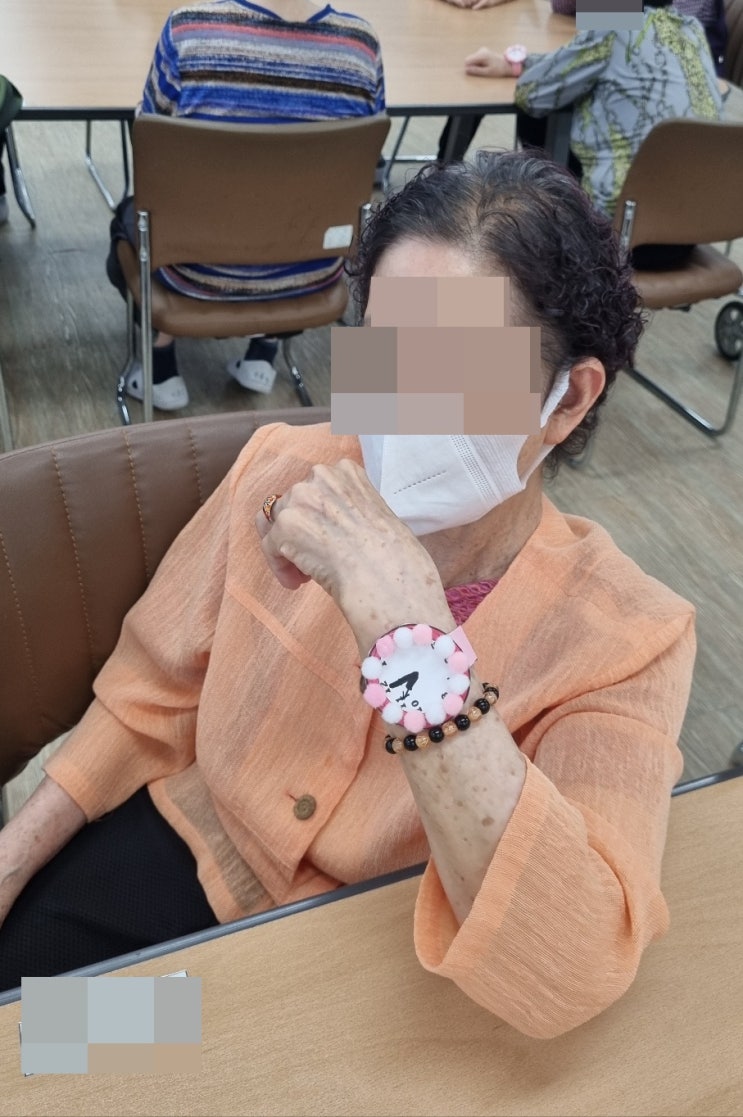  도원동 주간보호센터 삼성튼튼에서 어르신들을 위해 스마트워치를 드립니다.